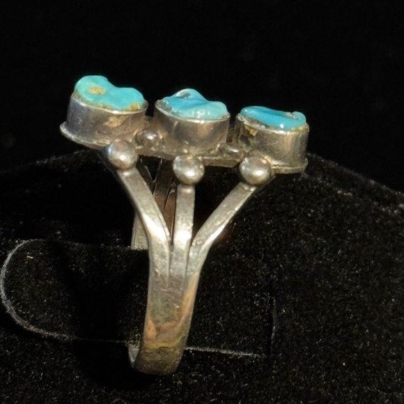 Vintage Native American Turquoise Sterling Silver Ring - Picture 2 of 4